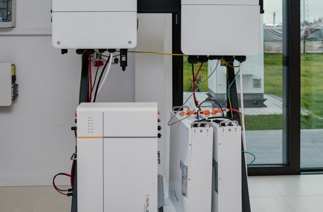 porównanie parametrów technicznych falowników Deye i SolaX w Calma