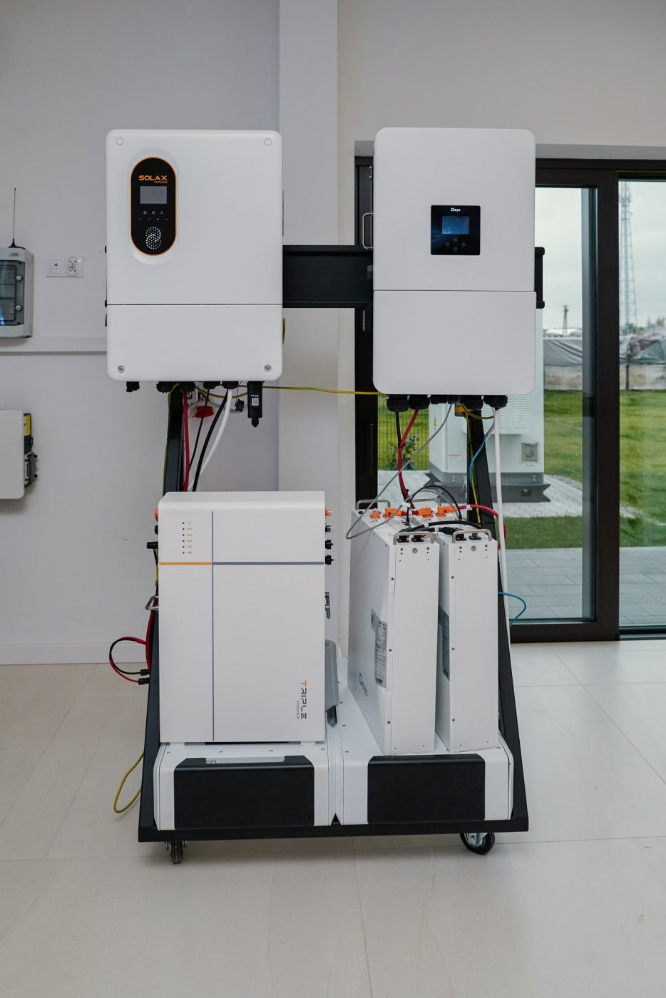 porównanie parametrów technicznych falowników Deye i SolaX w Calma